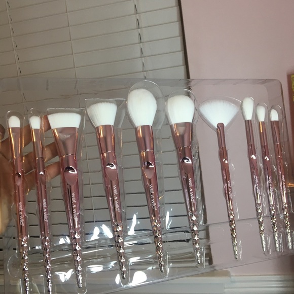 ON SALE!!Only 1 left! Wet n Wild  brush set!!! - Picture 4 of 8